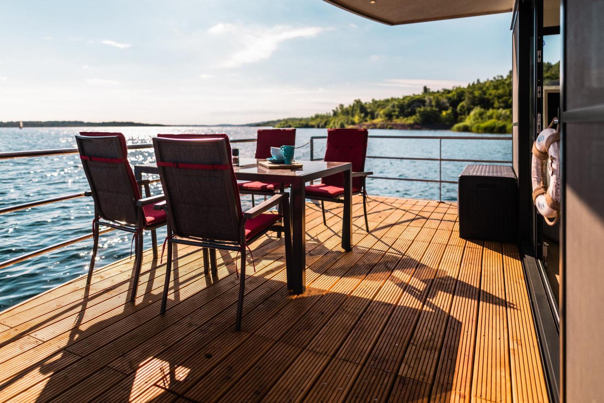Hausboote Und Ferienhaeuser Marina Muecheln Mucheln Exterior foto